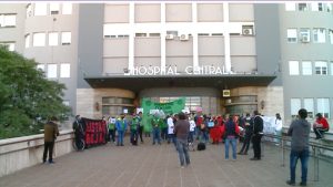 Trabajadores de la salud reclaman pases a planta y aumento salarial