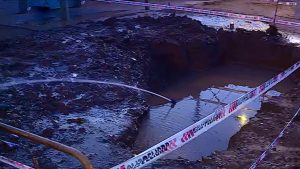 Video: impresionante socavón y fuga de agua en Guaymallén