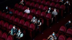 ¿Vuelven los cines? El protocolo para ir a ver una película en una "burbuja"