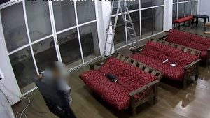 Video: dos delincuentes entraron al club San Martín y se robaron un televisor