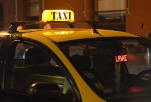 "Voy a la casa de una tía": taxista llevó a la mujer y cuando llegaron dos hombres le robaron todo