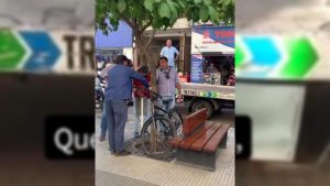 Video insólito: Municipales secuestraron una bicicleta por "estar mal estacionada"