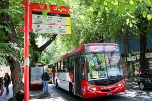 Cien mil viajes diarios en colectivos de todo el país ya se pagan con tarjeta y QR