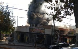 Atención: Pánico y tensión en Godoy Cruz tras el incendio de una ferretería