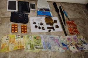 Allanaron la casa donde vendían droga y se pelearon con la Policía: tenían varias armas tumberas