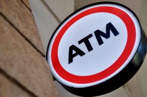 Despidieron a una empleada de ATM por eliminar deudas de una empresa