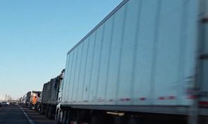 Cientos de camioneros aún esperan para cruzar a Chile