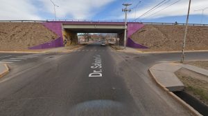 Una joven de 33 iba en su auto por Godoy Cruz cuando dos hombres en moto se le cruzaron, amenazaron y robaron