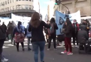 “Estamos laburando para pagarles el plan…”: Una conductora se enojó con piqueteros y se bajó del auto para enfrentarlos