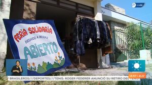 Dos mendocinas venden ropa usada y con el dinero compran comida para un merendero