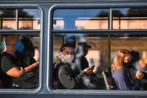 Dejó de ser obligatorio el uso de barbijo en espacios cerrados y transporte público