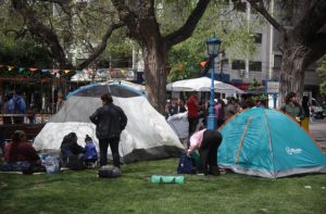 ¿Qué pasa en la plaza Independencia que está llena de carpas?