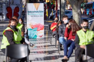 Coronavirus: en la plaza de Las Heras vacunan a bebés sin turno