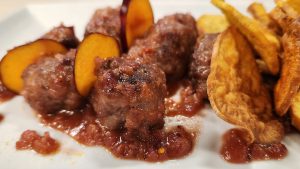 Esta mezcla es increíble: Albóndigas de cerdo con chutney de ciruelas y batatas fritas