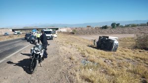 Impresionante accidente en Mendoza: un camión chocó a un colectivo y volcó