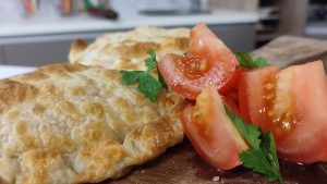 Para cuando no sabés que cocinar: Prepará esta tarta de pollo en masa de empanada