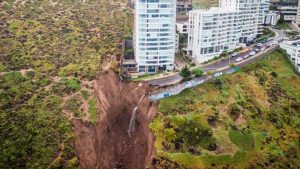 Video: el terrible socavón en Chile que dejó a un edificio al borde del derrumbe