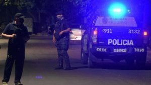 Noche de furia en Mendoza: manejaba borracho, lo detuvieron, le pegó a los policías y se autolesionó