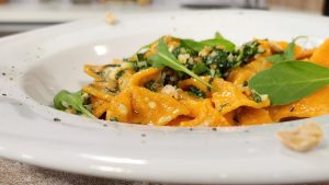 La mejor pasta que podés preparar en casa: Fideos con tomate y pesto de rúcula