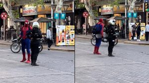 El “Hombre Araña” se paró a conversar con un agente de tránsito en Mendoza y las redes explotaron