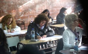 Docentes y celadores: ¿cuándo cobrarán los bonos por útiles y ropa y de cuánto es?