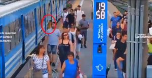 “Fue un milagro de Navidad”: se filtró el video del dramático rescate de un nene que cayó a las vías del tren