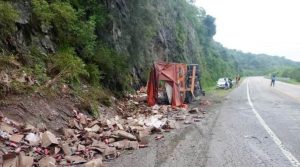 Vídeo: volcó un camión mendocino lleno de botellas de vino