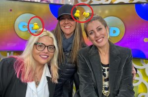 ¿Qué significan los patitos amarillos que usaron en la cabeza las chicas de Cada Día?