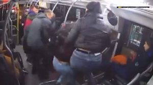 Vídeo: iba en el colectivo y más de siete personas lo atacaron para robarle el celular