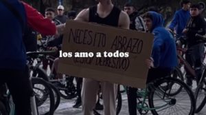 “Necesito un abrazo”: Un joven salió a las calles mendocinas con este cartel y así reacciono la gente