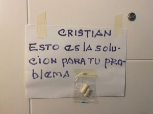 Con los tapones de punta: la divertida solución que encontró una mujer para que su vecino no se enoje por la tele fuerte