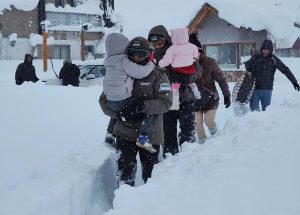 Gendarmería rescató a tres familias varadas en Los Penitentes