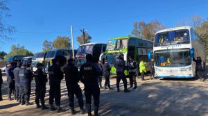 A horas del partido les prohibieron el ingreso a hinchas de Almirante Brown: traían drogas, proyectiles y armas