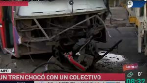 Impresionante choque entre un colectivo y un tren en Maipú