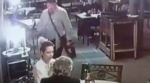 El Video de la polémica de Alberto Fernández empujando a un hombre mientras cenaba con Fabiola Yañez