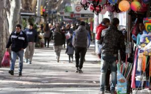 ¿Te faltó comprar algo? Hasta qué hora estarán abiertos los comercios del centro