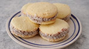 Merienda gasolera: la receta para hacer alfajores de maicena sin manteca y extra suaves