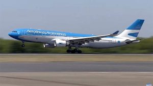 El gobierno evalúa vender Aerolíneas Argentinas y Adorni advirtió que podría haber despidos