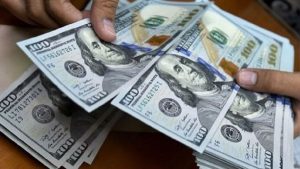 Dólar: el blue se mantiene este lunes y con una suba del oficial la brecha se achica