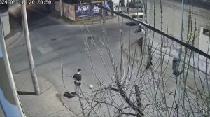 Video: dos niños jugaban al fútbol en la calle cuando dos motochorros los interceptaron y se llevaron una insólita sorpresa