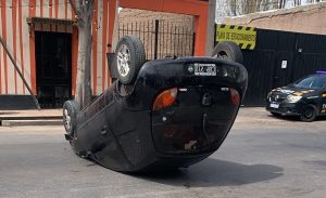 Impresionante vuelco en Chacras de Coria cerca de un colegio