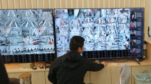 Tres menores intentaron robar en la megatienda china: cómo funciona el sistema de seguridad que logra identificar las caras