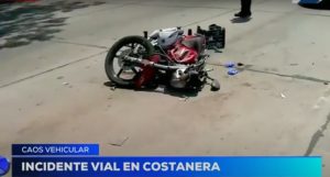 Impresionante choque en Costanera entre una moto y un auto provocó caos vehicular