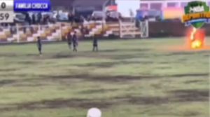 Video: estaban jugando un partido y un rayo mató a un futbolista e hirió a otros