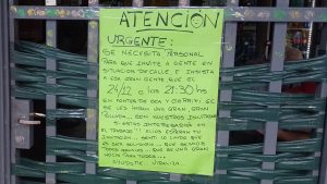 El curioso cartel que apareció en Mendoza y la conmovedora historia detrás: “Se necesita personal para que invite gente en situación de calle”