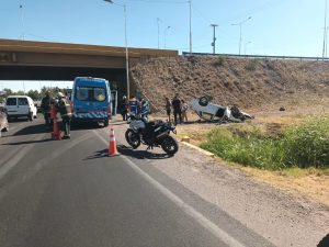 El 24 de diciembre empezó movido en Mendoza: un auto volcó en el Acceso Sur y Paso