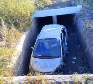 Volcó un auto en Mendoza y terminó adentro de un zanjón