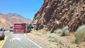 Paso a Chile: habrá cortes en la Ruta para sacar un camión accidentado