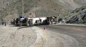 Otro accidente en la ruta: camión con gas volcó y bloquea el Paso Los Libertadores