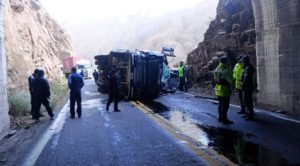 Trágico accidente en alta montaña: murió el conductor de un camión y cinco personas están gravemente heridas